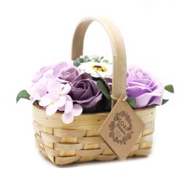 Buquê em cesta de vime - com lilases - Sabonete...