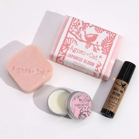 Agnes & Cat Flourish und Happiness Wellbeing Geschenkset - Handgemachte Seife, festes Shampoo, Lippenbalsam und Roll-on-Öl